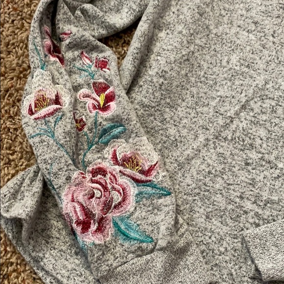 Cold shoulder embroidered sweater - Picture 3 of 5